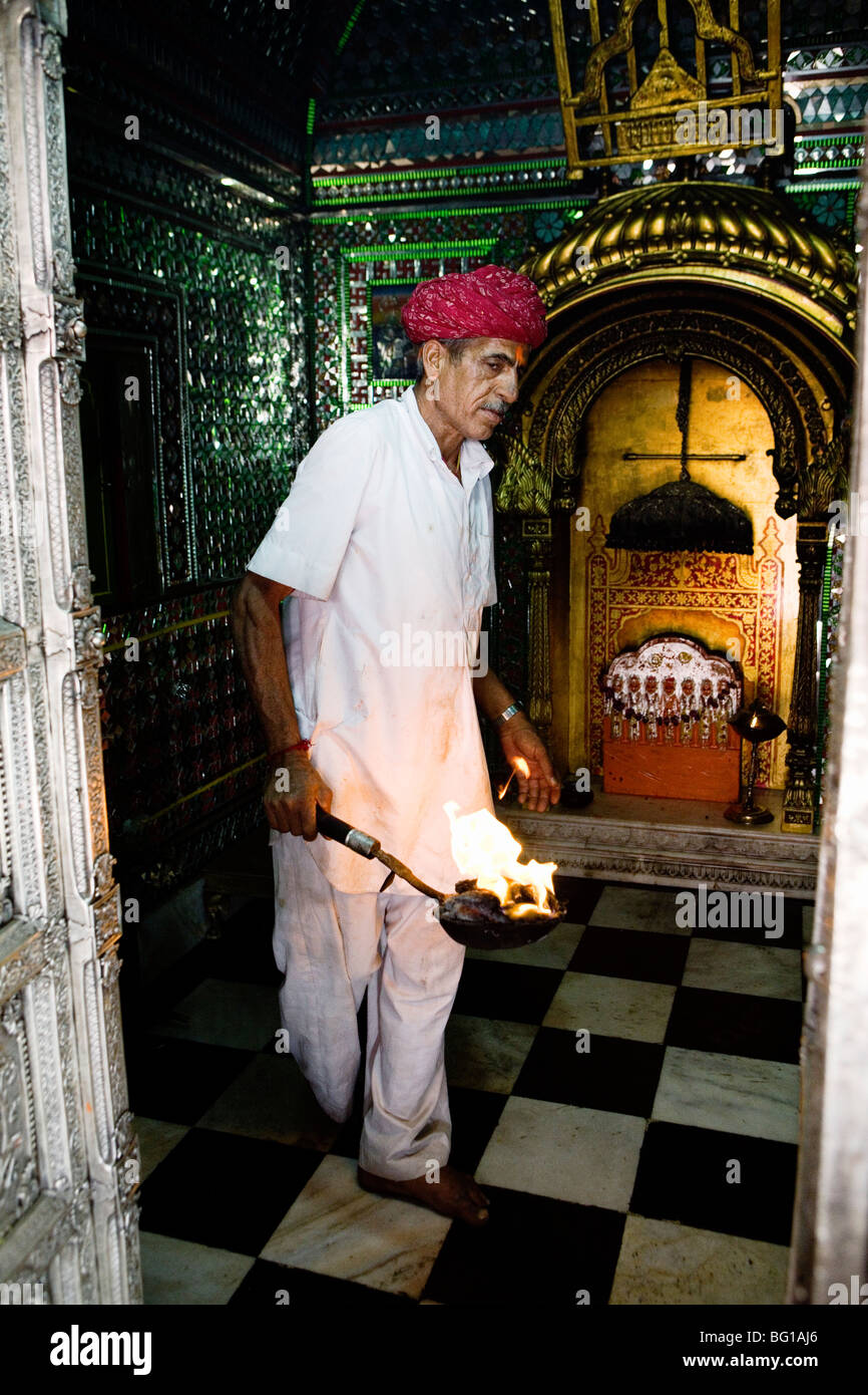 Man worshipping Hindu goddess Karni Mata at Karni Mata Temple (Rat Temple)  in Deshnok, Rajasthan, India Stock Photo - Alamy