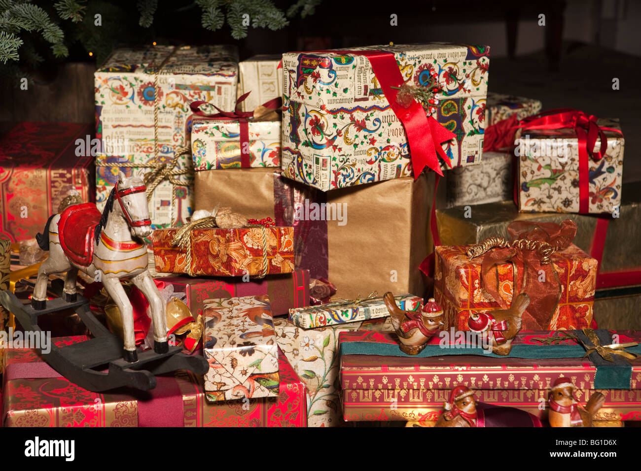 UK, England, Cheshire, Knutsford, Tatton Hall, elegantly wrapped Christmas presents under the tree Stock Photo
