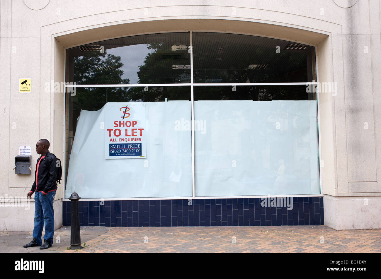 Empty retail outlet hi-res stock photography and images - Alamy