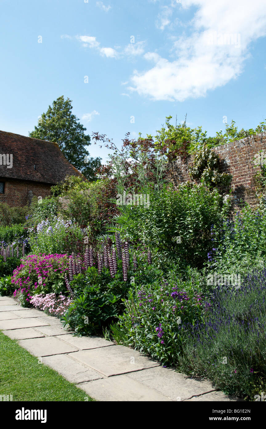 A border in an English cottage garden Stock Photo - Alamy