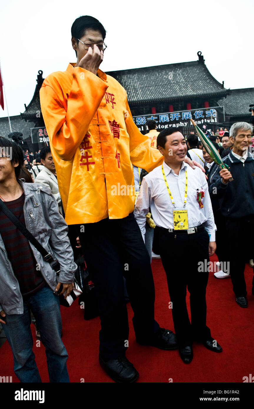 A very tall man Stock Photo - Alamy