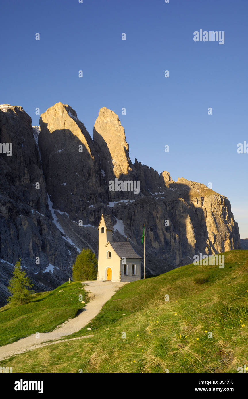 Sella Gruppe and chapel at Passo di Gardena (Grodner Joch), Dolomites, Italy, Europe Stock Photo