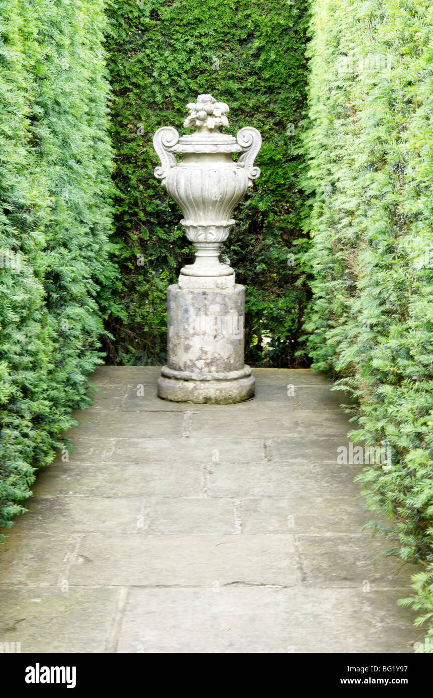 Garden statue stone hires stock photography and images Alamy
