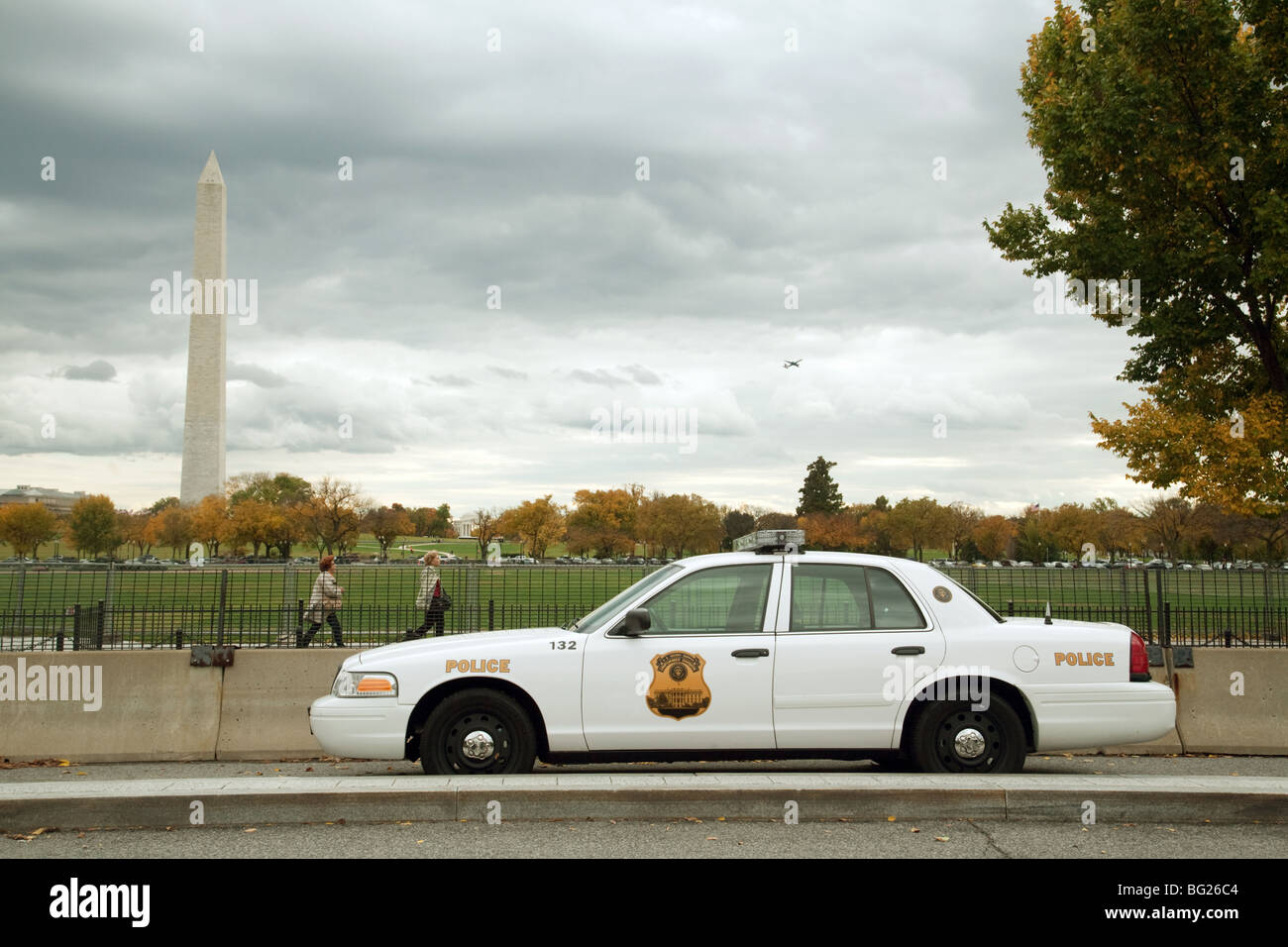 Police patrol car, with the Washington monument, Washington DC, USA ...