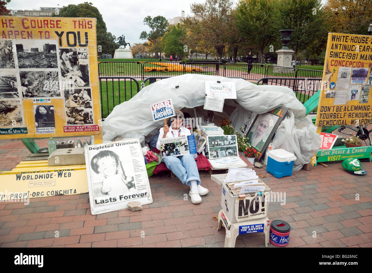 Anti-War campaigner outside the White House, Washington DC, USA Stock Photo