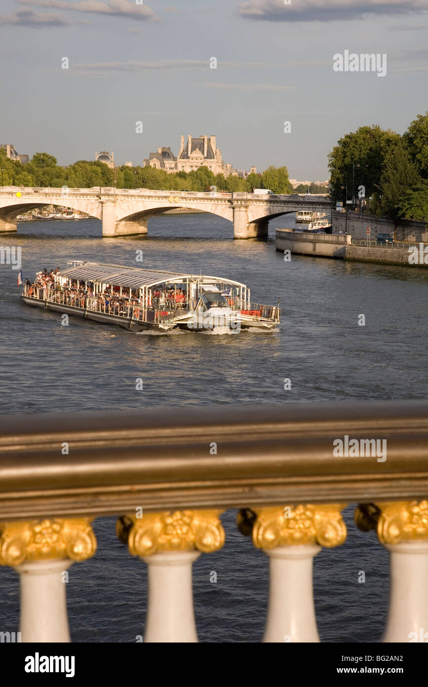 Tourist boat on seine river paris hi-res stock photography and images ...
