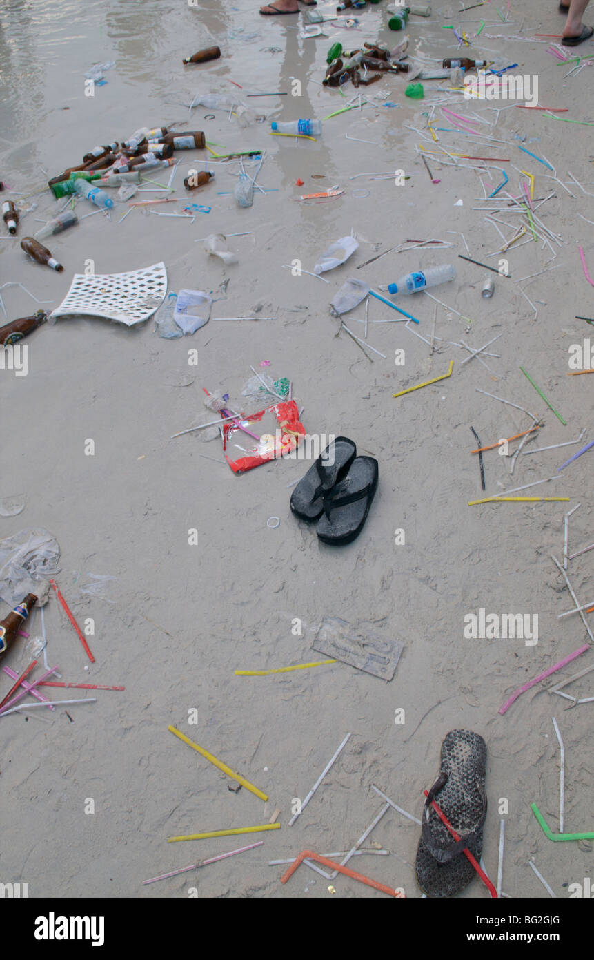 Rubbish left on the beach after a night of party at full moon in Haad Rin Koh Phangan Stock Photo