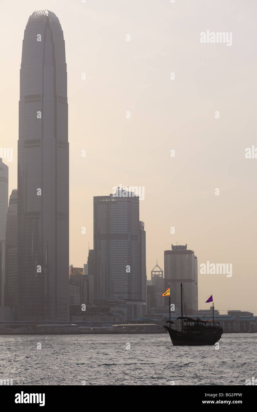 Junk hong kong harbour sunset hi-res stock photography and images - Alamy