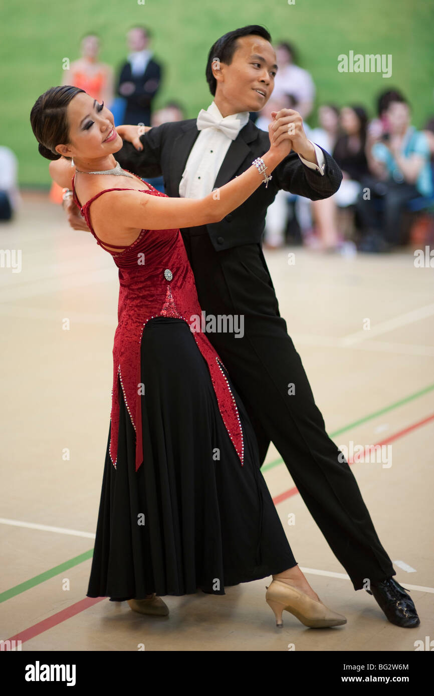 102 Terence Tay & Marcella Cheung, Waltz, ballroom dancers at university competition between Oxford and Cambridge Stock Photo