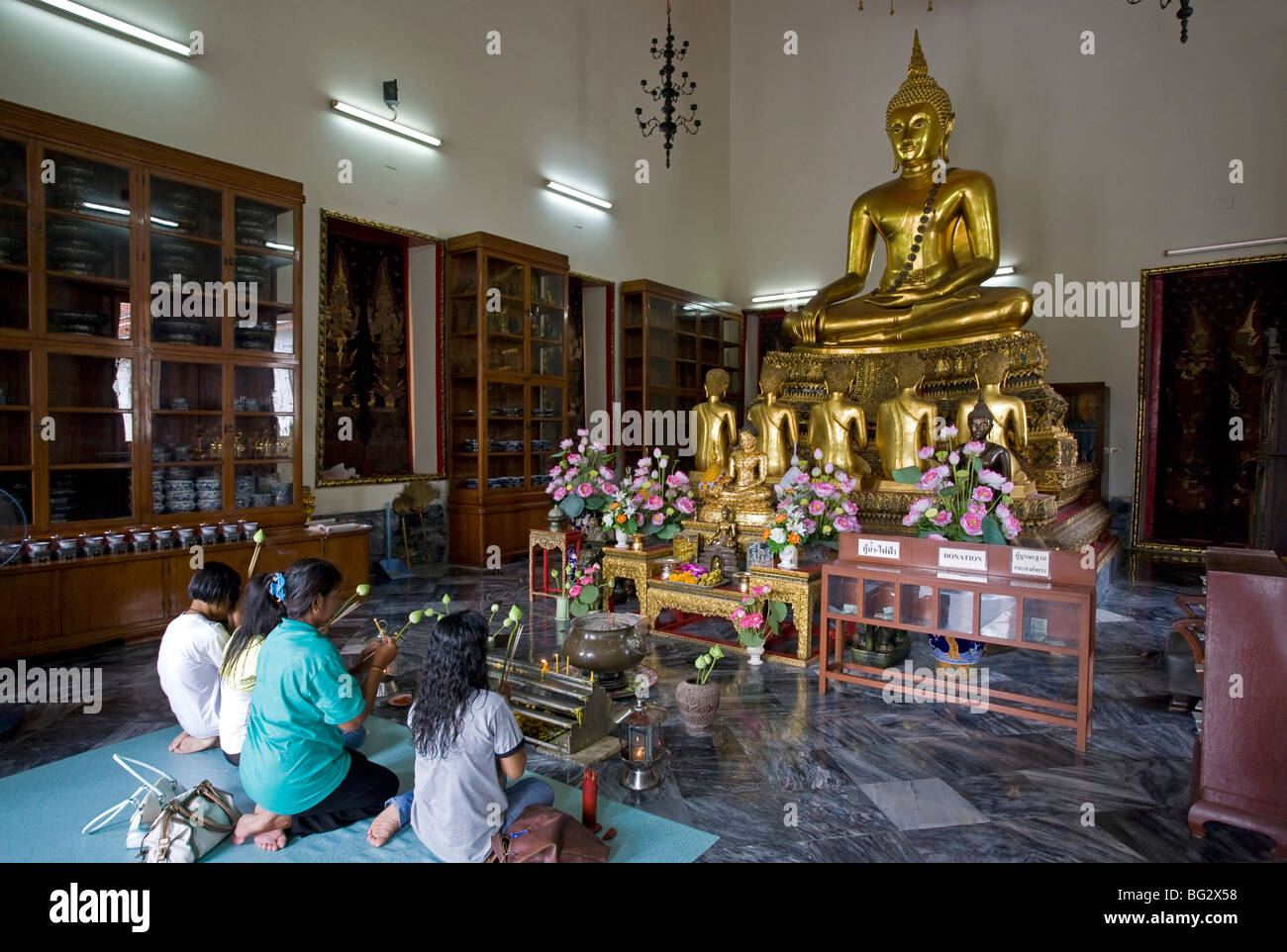 Thai women praying. Wat Pho. Bangkok. Thailand Stock Photo