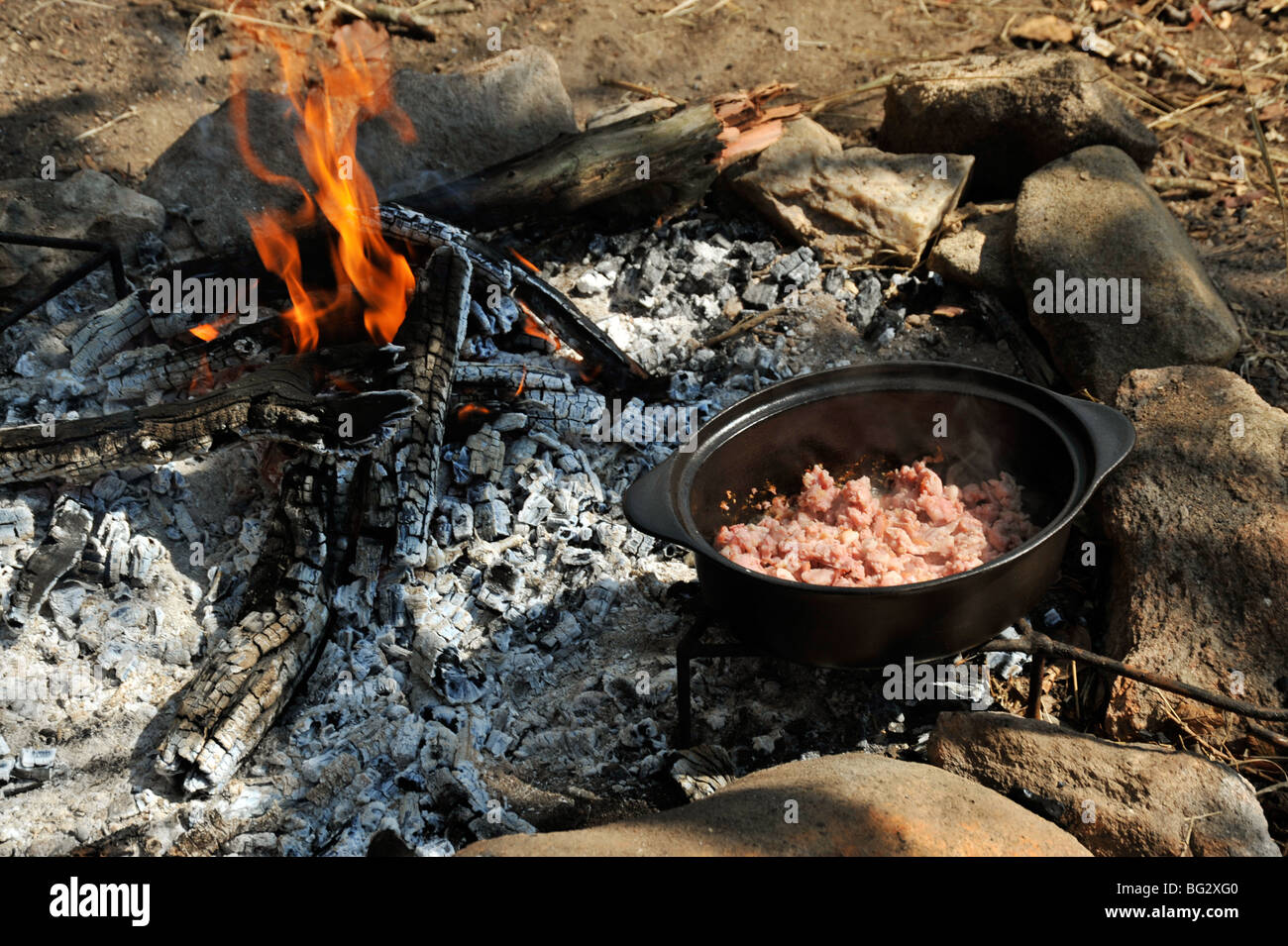 https://c8.alamy.com/comp/BG2XG0/limpopo-south-africa-food-preparation-cooking-bacon-in-black-pot-over-BG2XG0.jpg