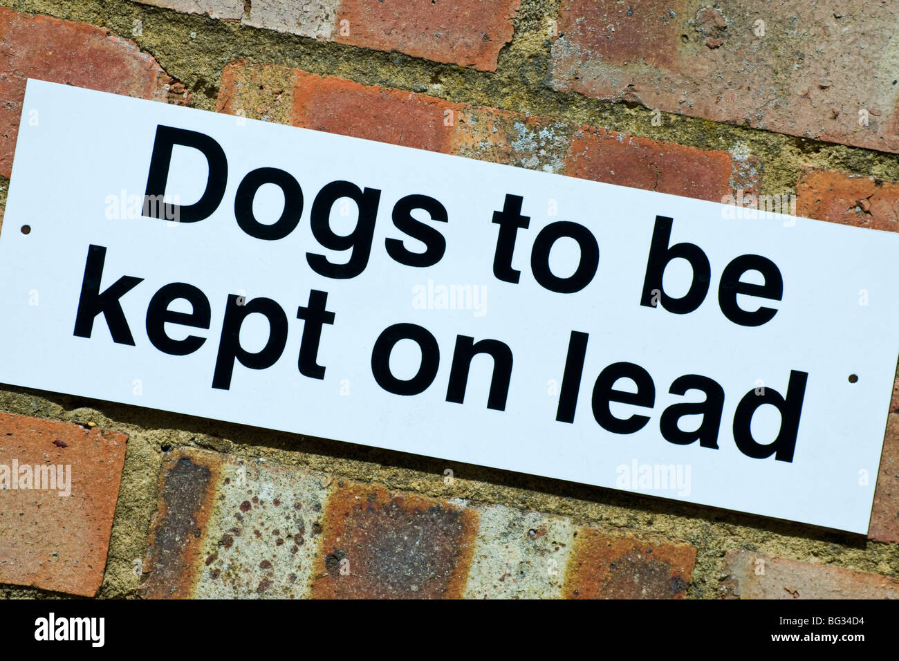 Dogs kept on lead sign hires stock photography and images Alamy
