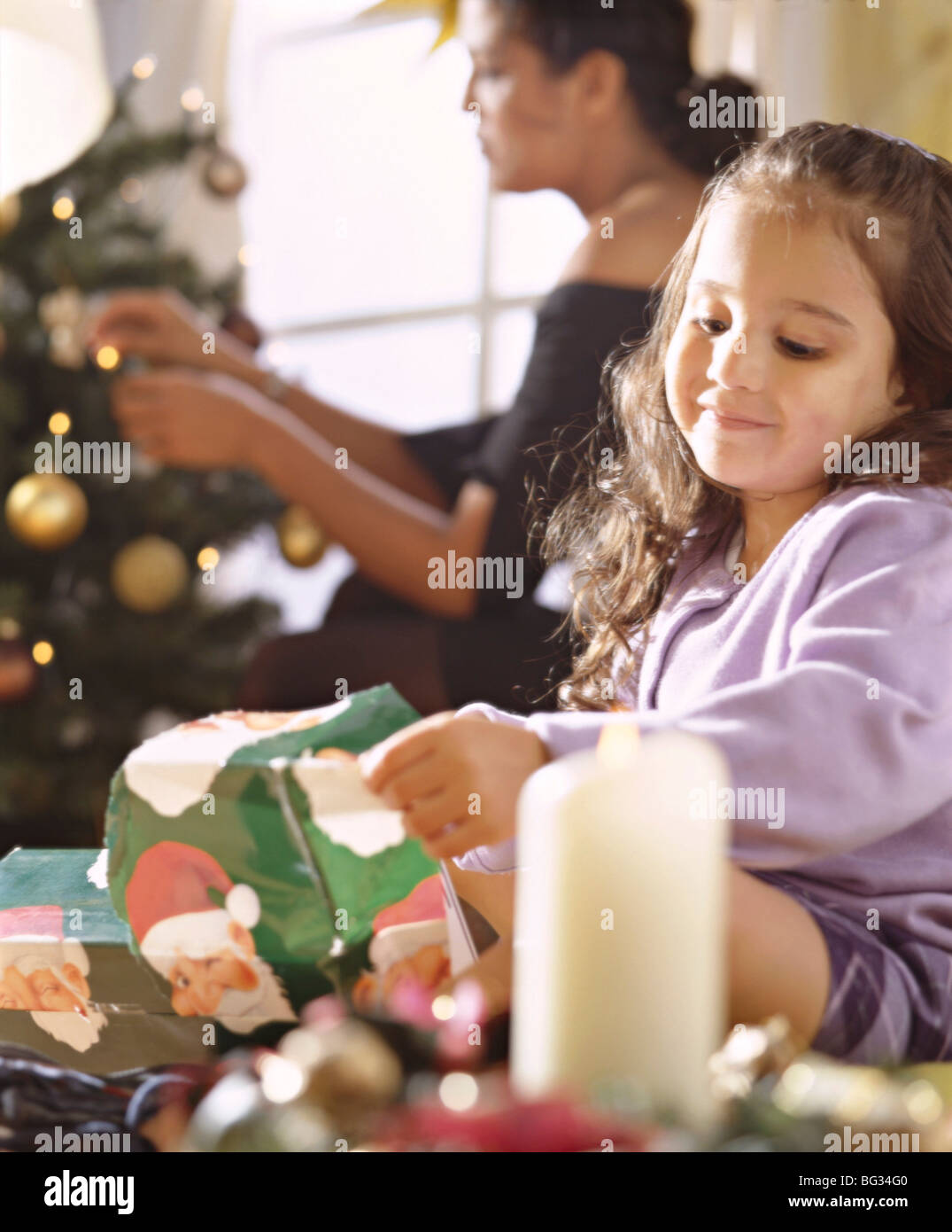 mother and daughter decorating for christmas Stock Photo - Alamy
