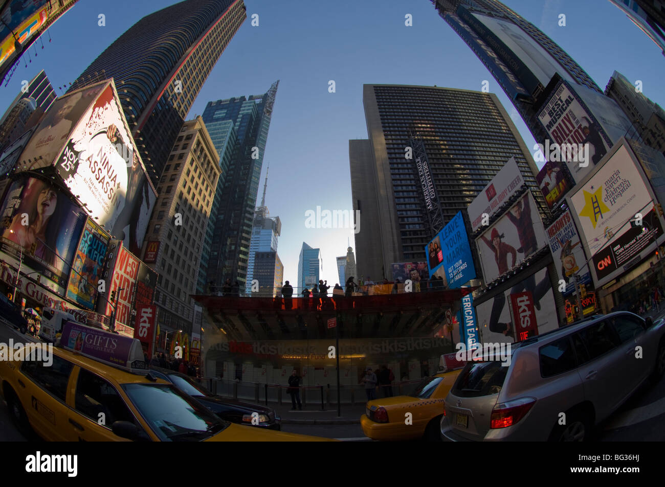 The TKTS booth in Times Square in New York on Sunday, November 29, 2009. (© Frances M. Roberts)) Stock Photo