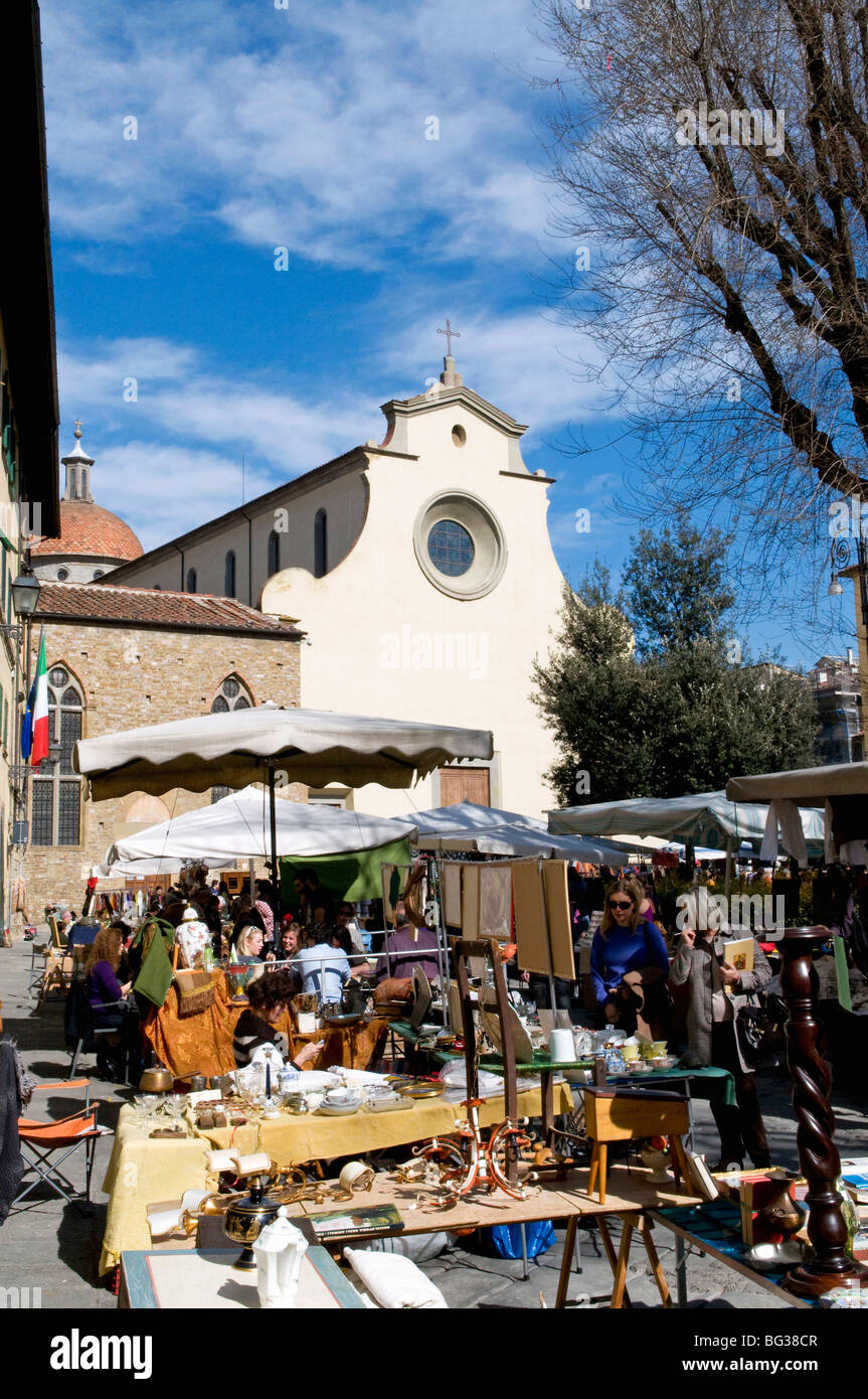 Antiquarian fair, Piazza Santo Spirito, Chiesa di Santo Spirito, Florence (Firenze), UNESCO World Heritage Site, Tuscany, Italy Stock Photo