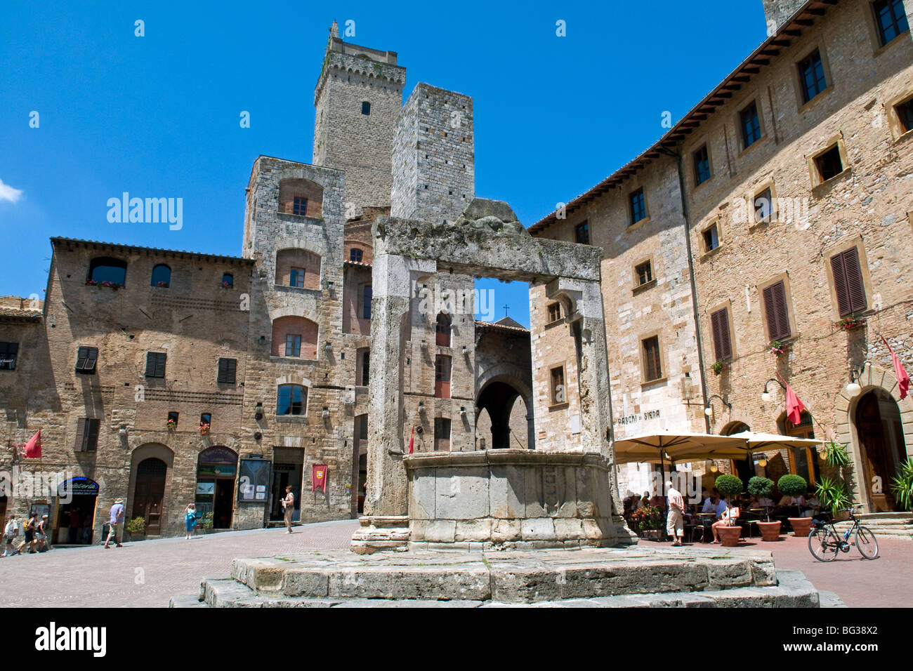 Piazza della Cisterna, San Gimignano, UNESCO World Heritage Site ...