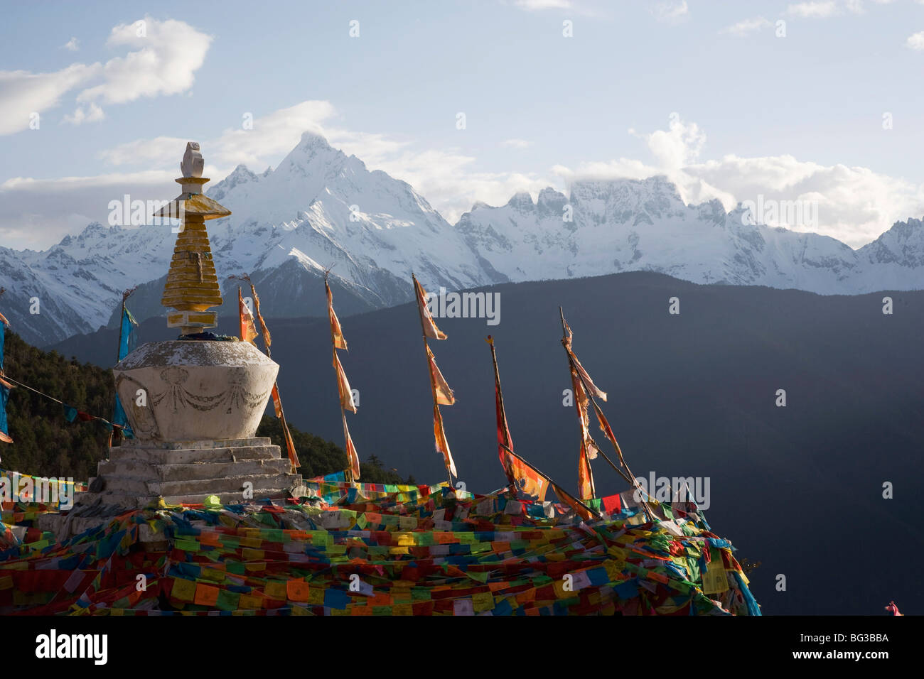 Buddhist stupa nr Deqin, Tibetan Border, Meili Snow Mountain peak background, Dequin, Shangri-La region, Yunnan Province, China Stock Photo