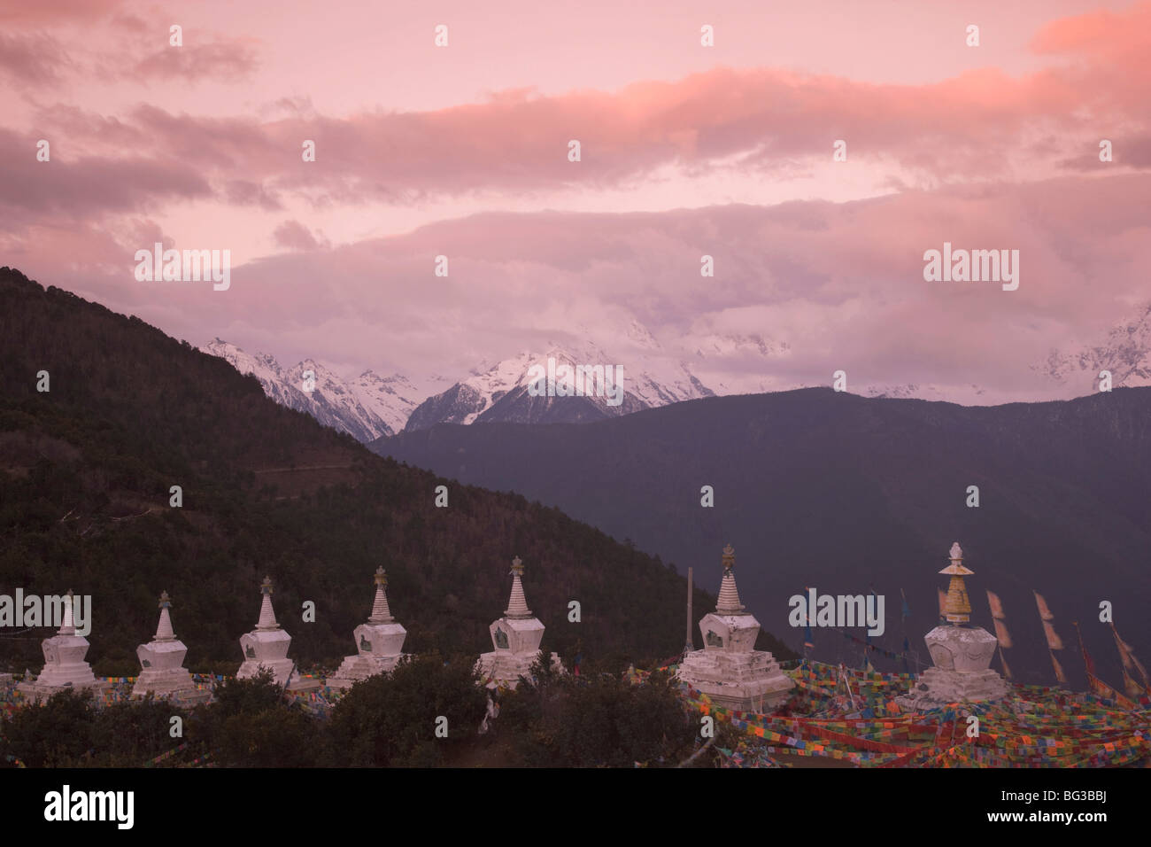 Buddhist stupas, Deqin, Tibetan Border, Meili Snow Mountain peak background, Dequin, Shangri-La region, Yunnan Province, China Stock Photo