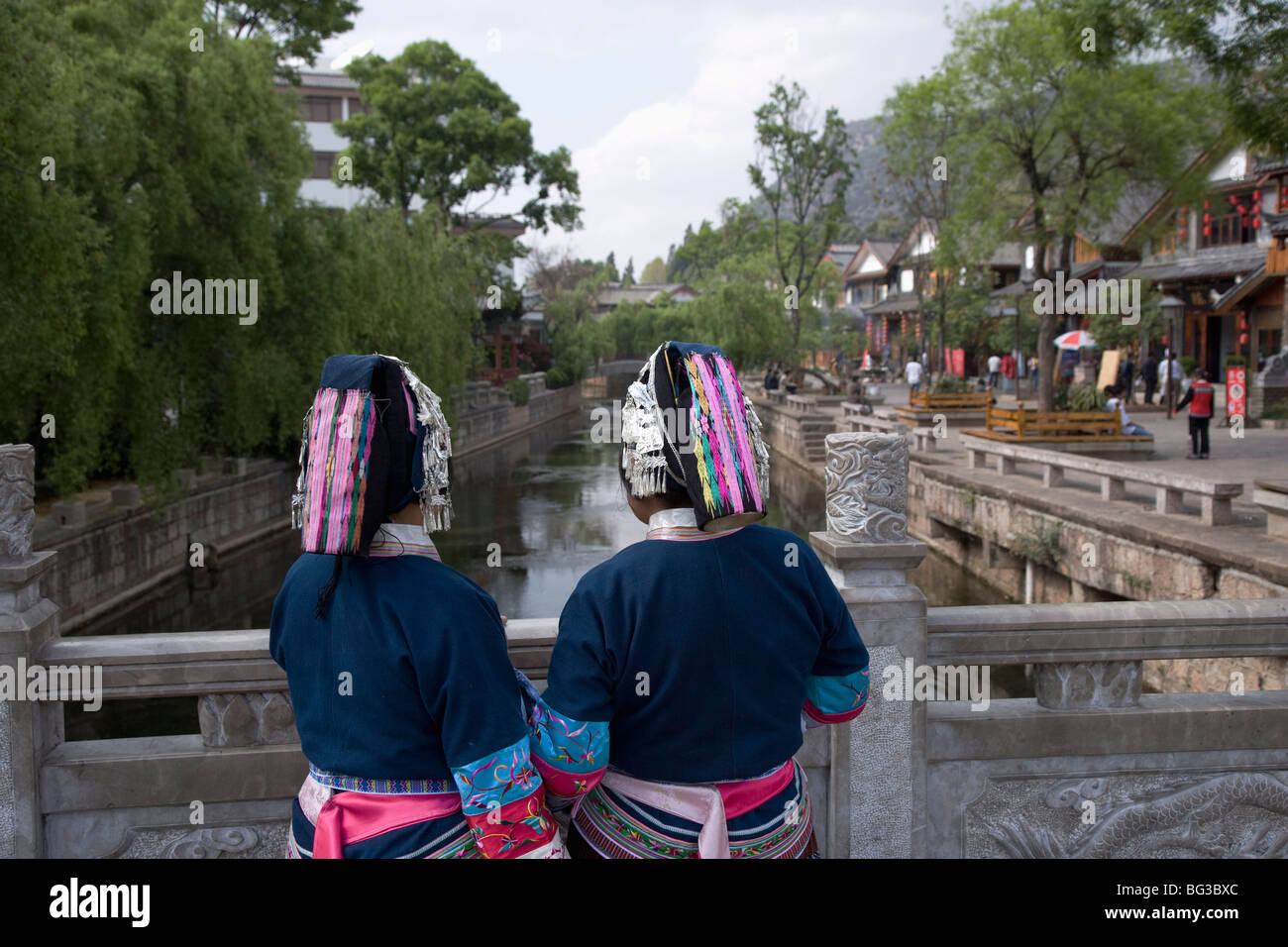 Yunnan traditional dress hi-res stock photography and images - Alamy