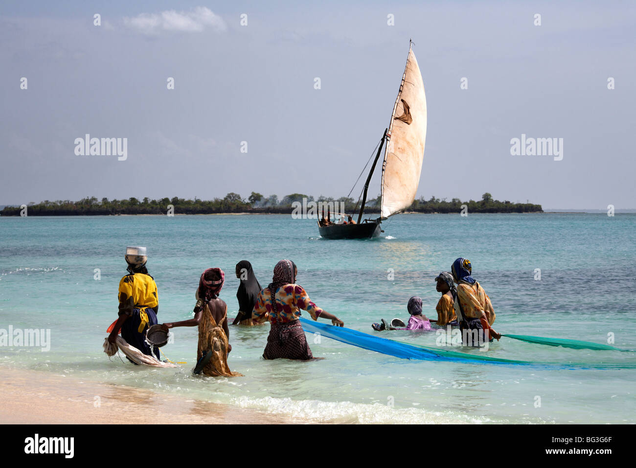 Women fishing zanzibar hi-res stock photography and images - Alamy