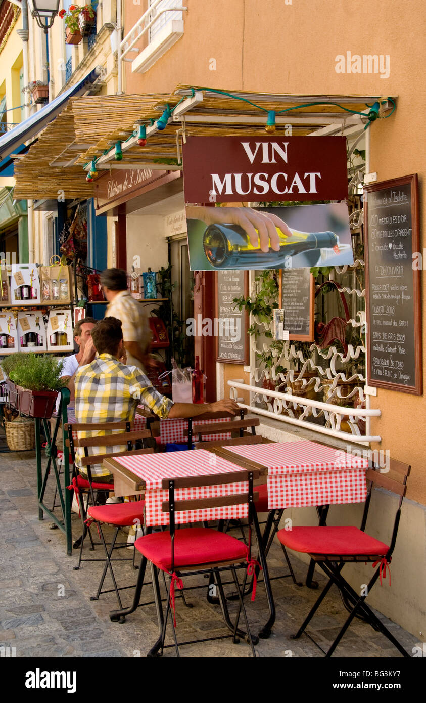 Lunch at a small outdoor cafe on a side street in Aigues Mortes, the Camargue, Provence, France Stock Photo