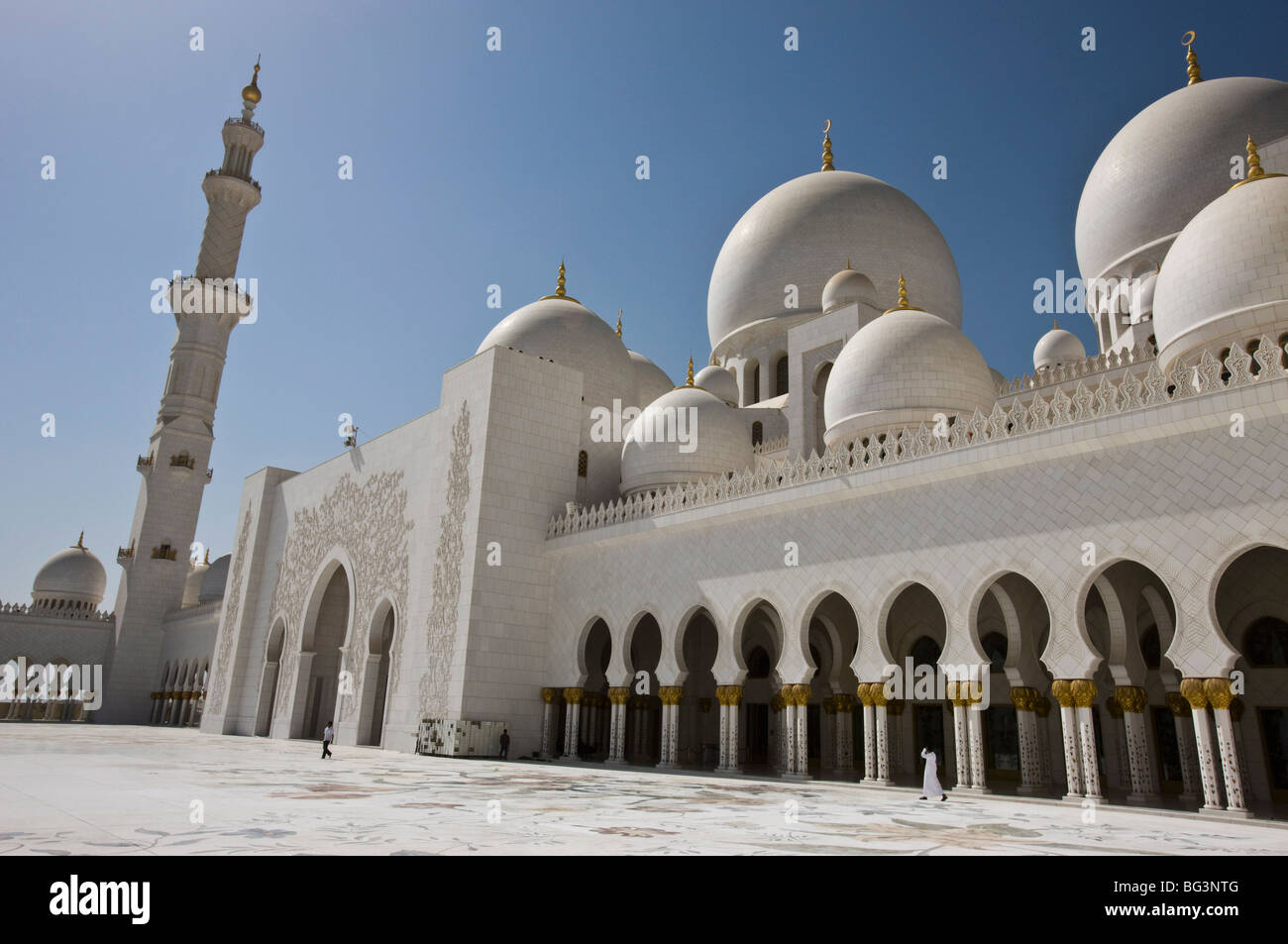 Courtyard, domes and minarets of the new Sheikh Zayed Bin Sultan Al Nahyan Mosque, Grand Mosque, Abu Dhabi, United Arab Emirates Stock Photo