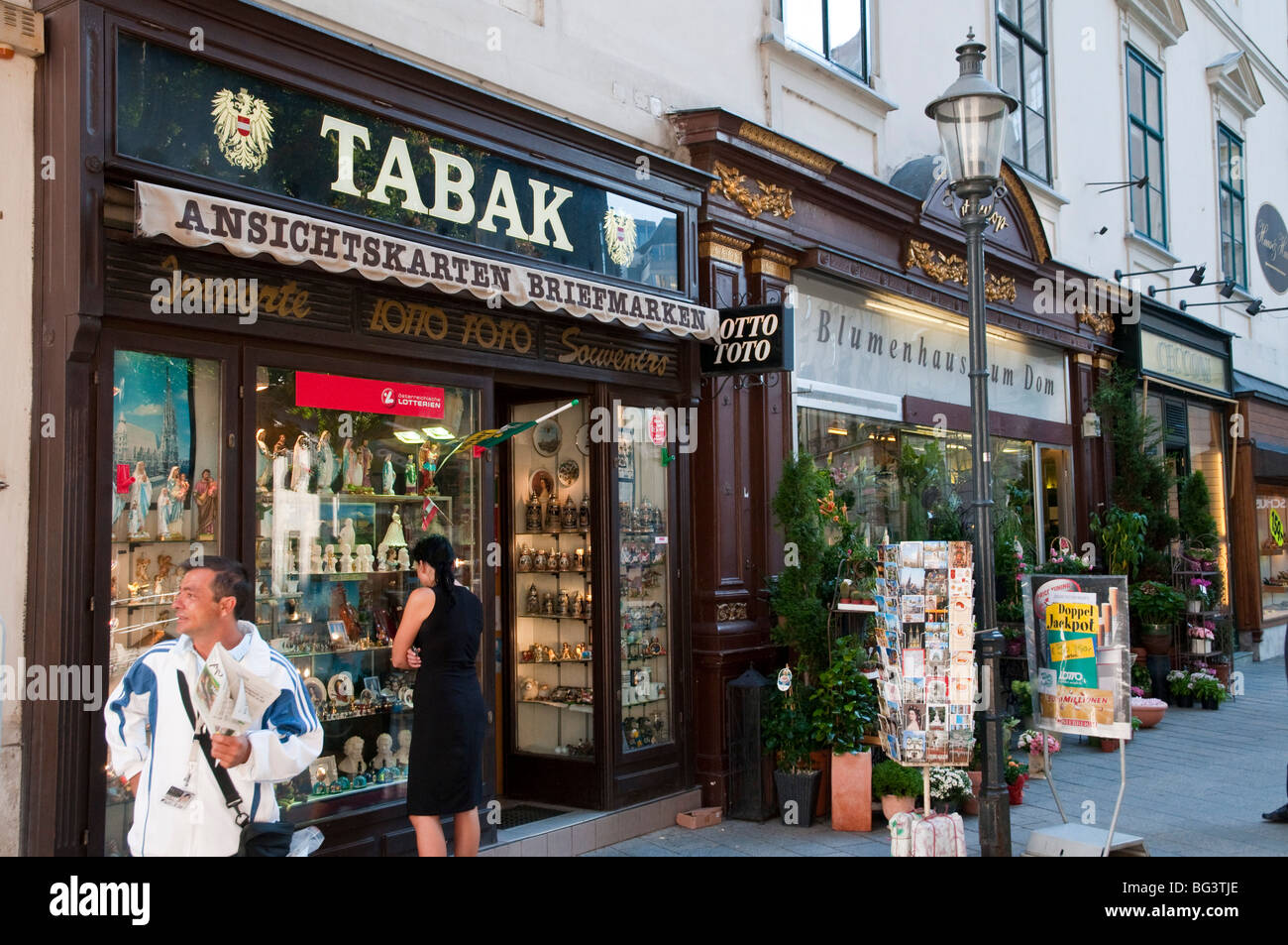 Tabakgeschäft (Trafik), Stephansplatz, Wien, Österreich | St. Stephen's Square, tobacco shop, Vienna, Austria Stock Photo