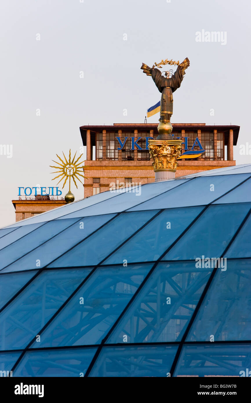 Independence Square (Maidan Nezalezhnosti), statue at night, the symbol