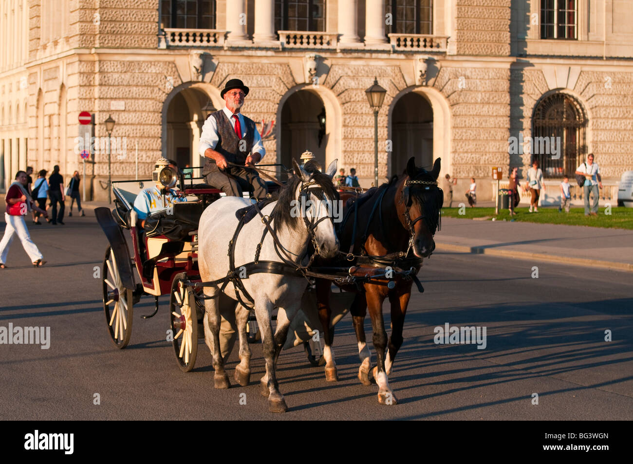 Fiaker vor der Hofburg, Wien, Österreich | Fiaker (horse carriage) in ...