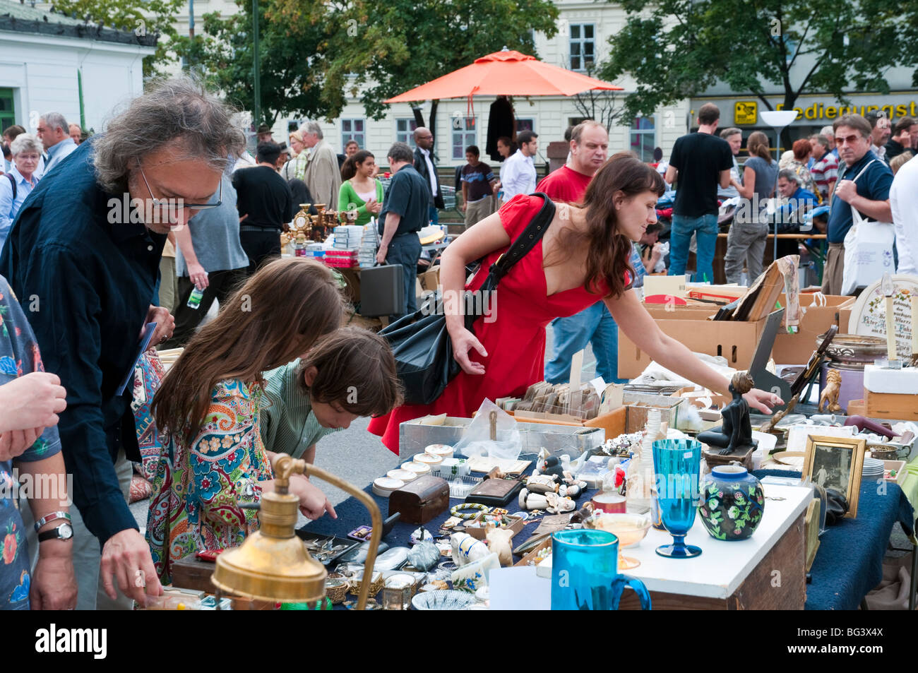 Flohmarkt am Naschmarkt, Wien, Österreich flea market on Naschmarkt