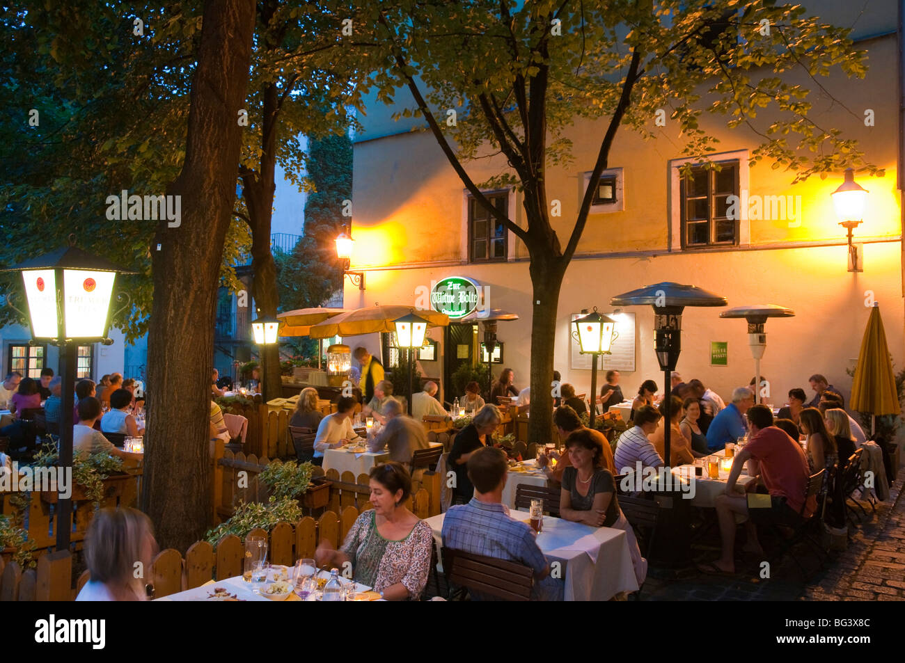 Restaurant am Spittelberg bei Dämmerung, Wien, Österreich | restaurant on Spittelberg at dusk, Vienna, Austria  Stock Photo