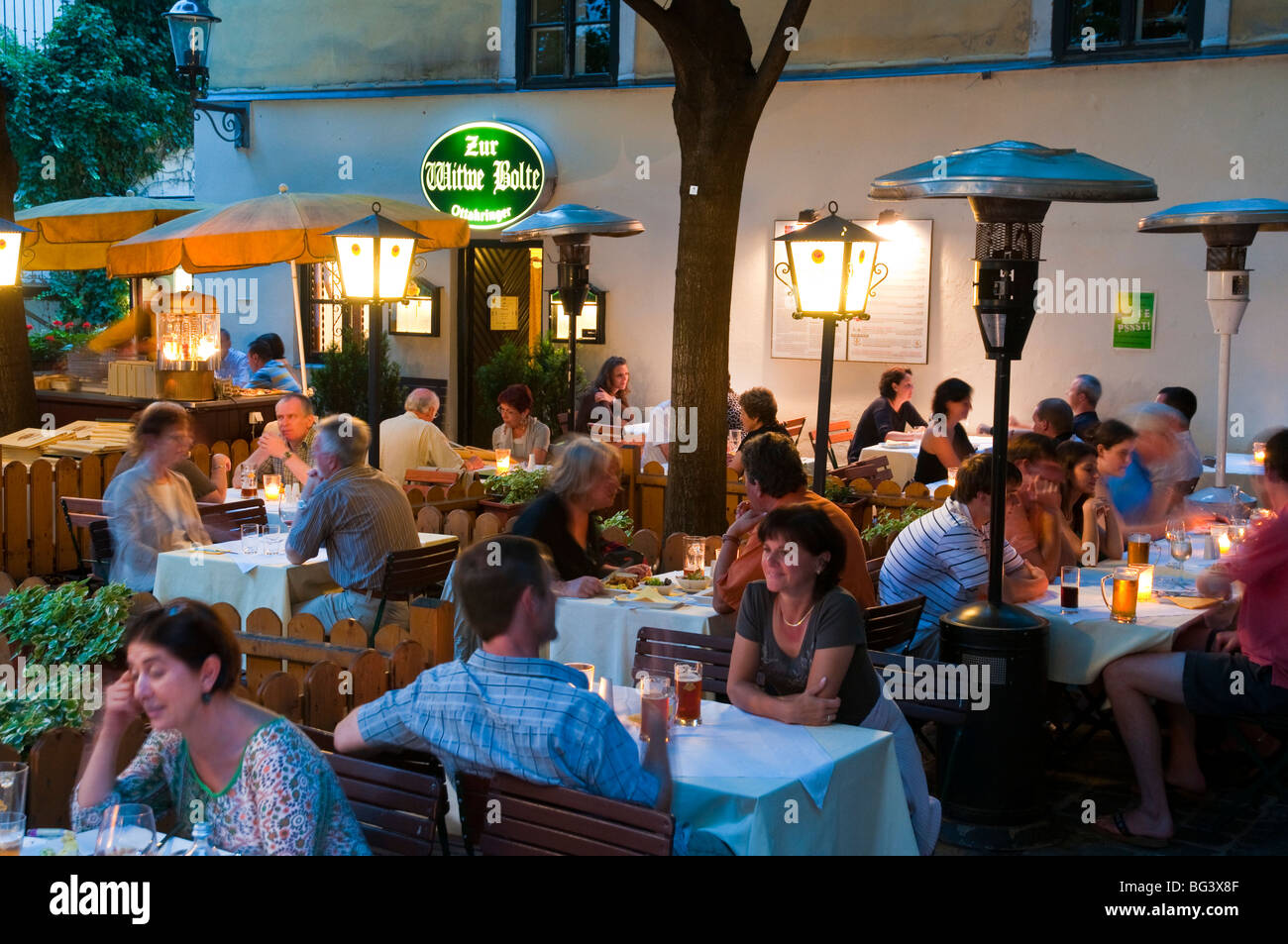 Restaurant am Spittelberg bei Dämmerung, Wien, Österreich | restaurant on Spittelberg at dusk, Vienna, Austria  Stock Photo