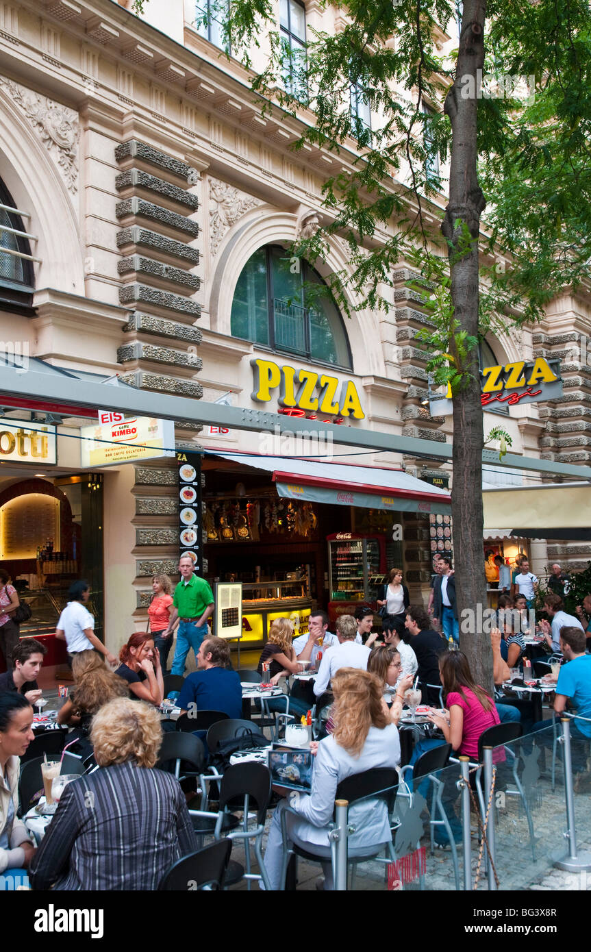 Einkaufsstraße Mariahilferstraße, Wien, Österreich | Shopping street Mariahilfer Street, Vienna, Austria  Stock Photo