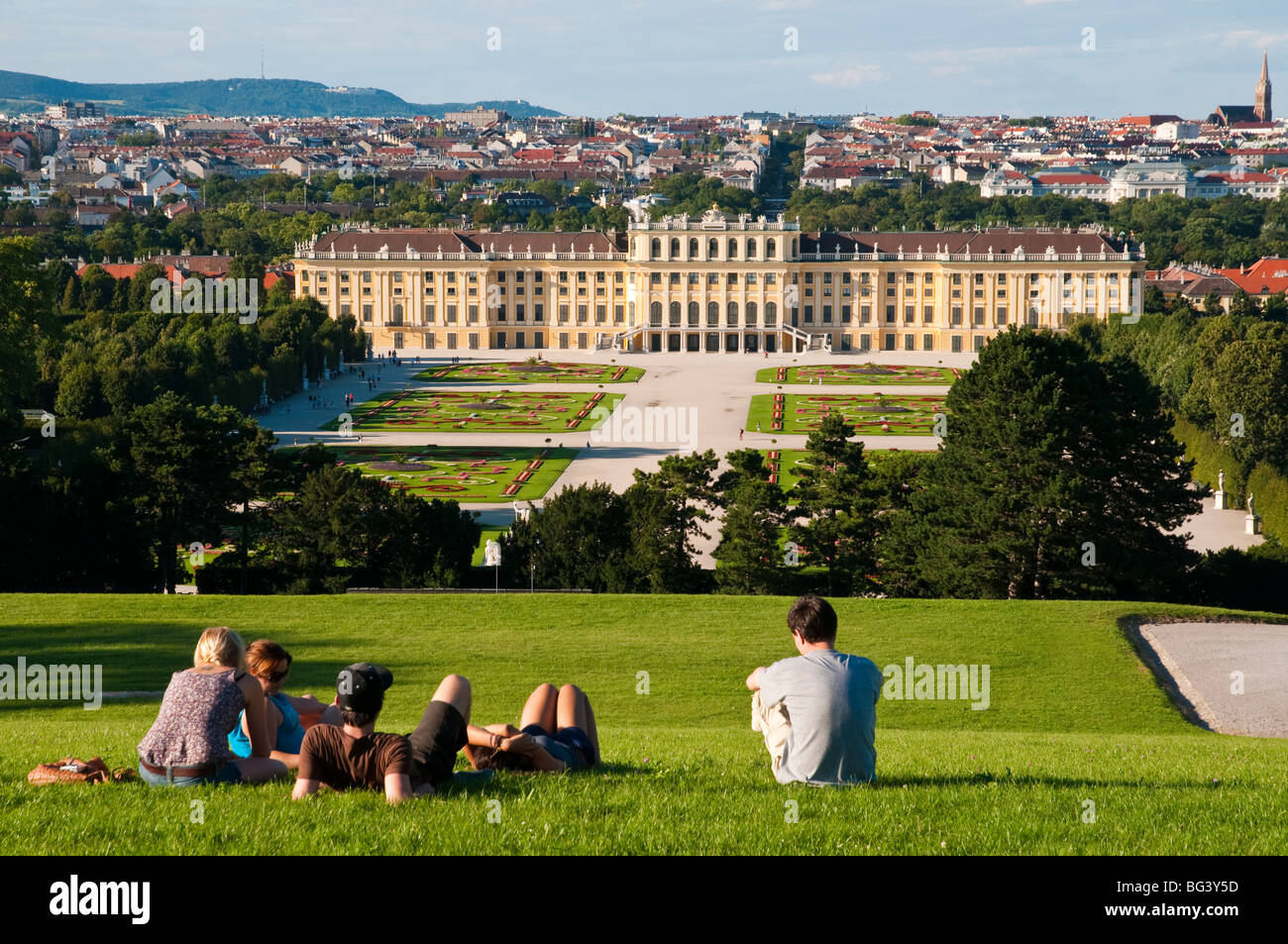 Gartenanlage Schloss Schönbrunn, Wien, Österreich | palace gardens, Schönbrunn Palace, Vienna, Austria  Stock Photo