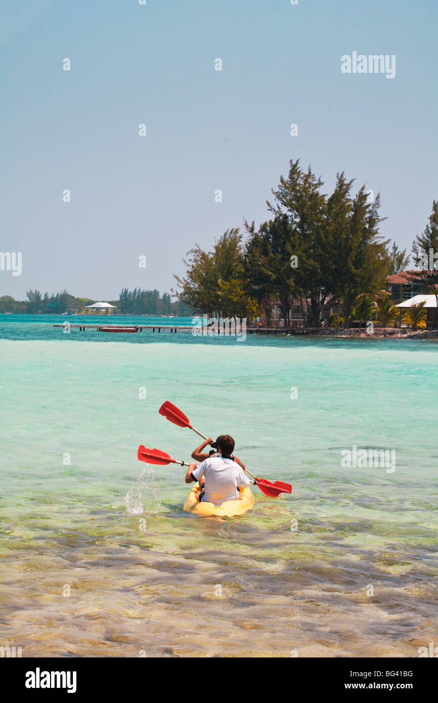 Honduras, Bay Islands, Water Caye, Tourists in Kayak Stock Photo - Alamy