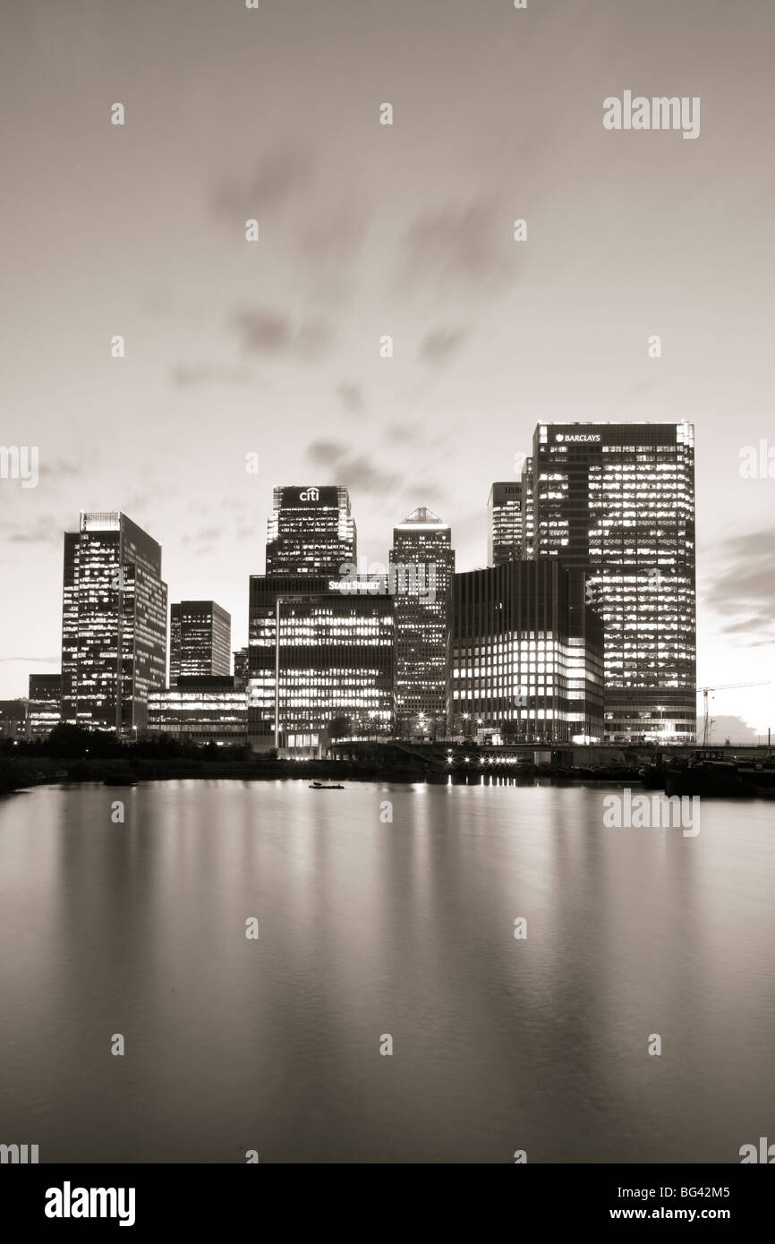 Canary Wharf Docklands London Night Stock Photos & Canary Wharf ...