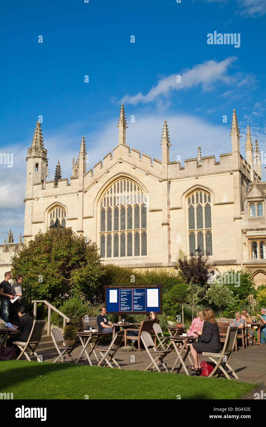 England, Oxfordshire, Oxford, Garden of The University Church of Mary the Virgin, and All Souls College Stock Photo