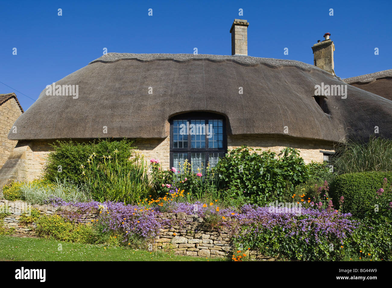 England, Gloustershire, Cotswolds, Thatched Cottage in Chipping Campden Stock Photo