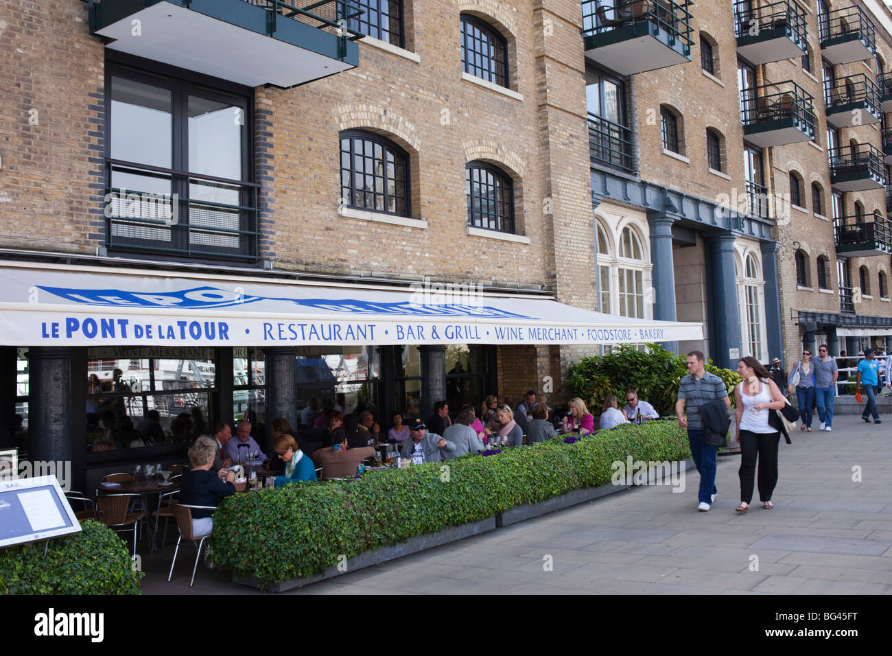 England, London, Southwark, Butlers Wharf, Pont de la Tour Restaurant Stock Photo
