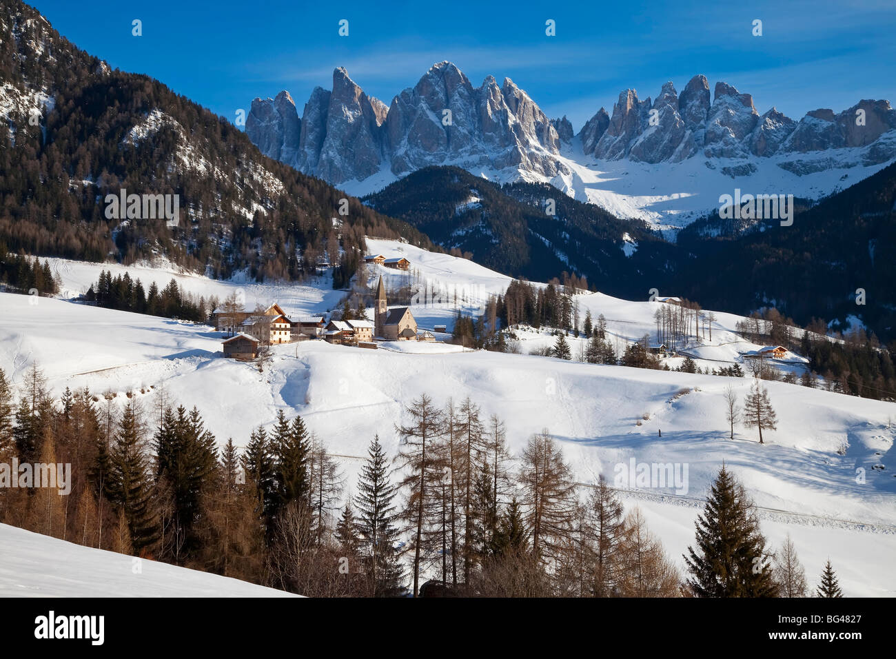 St. Magdalena village, Geisler Spitzen (3060m), Val di Funes, Dolomites mountains, Trentino-Alto Adige, South Tirol, Italy Stock Photo