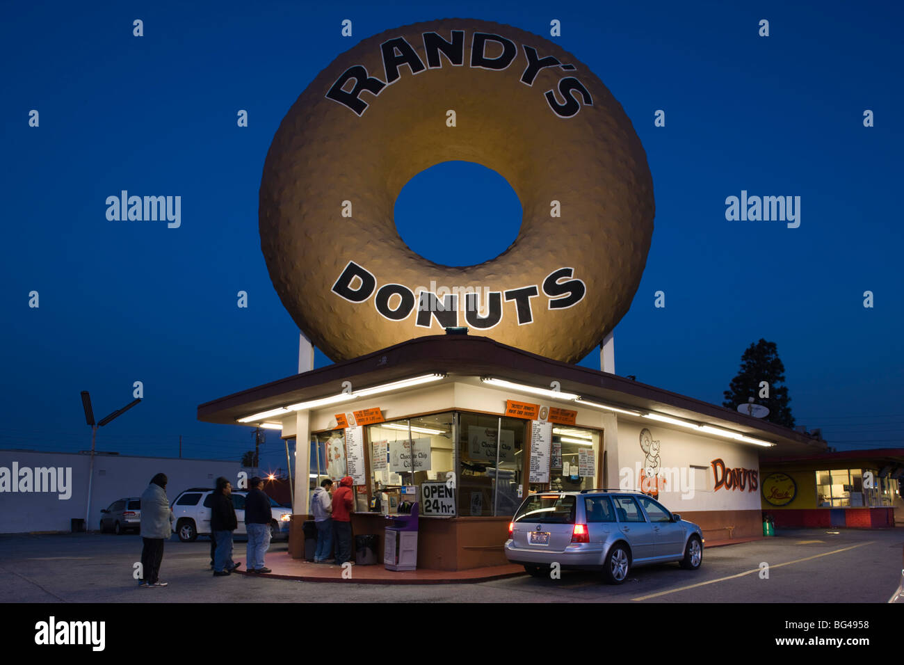 USA, California, Los Angeles, Inglewood, Randy's Donuts, donut shop, dawn  Stock Photo - Alamy