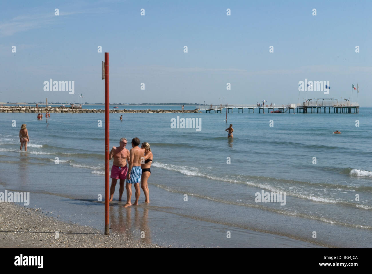 Italian holidaymakers group of Italians chatting Venice Lido beach Italy. 2000s. HOMER SYKES Stock Photo