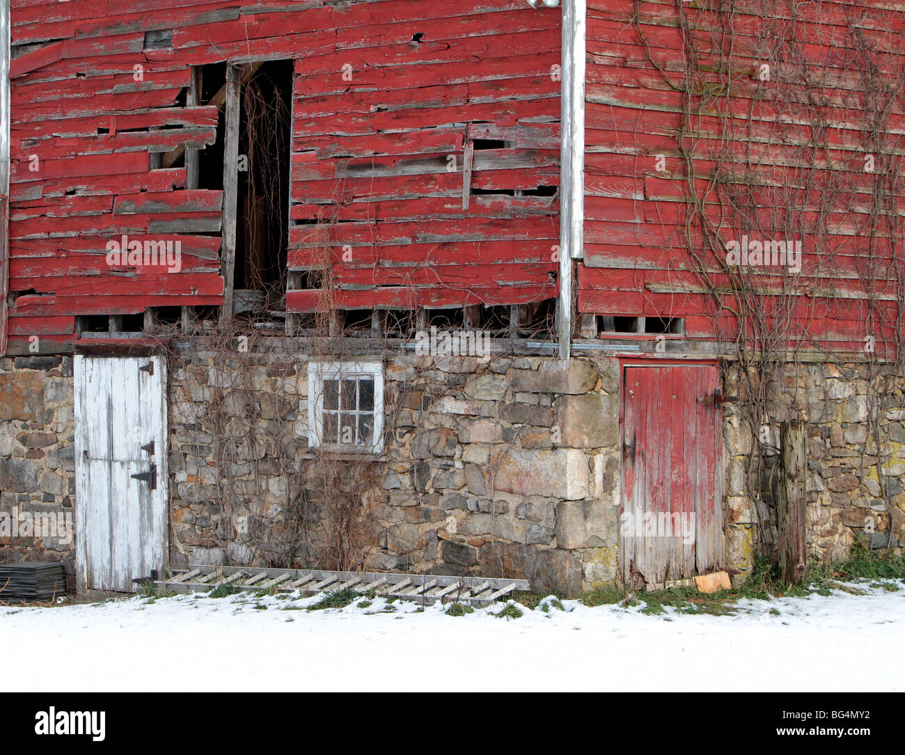 A old historic vintage red barn Stock Photo - Alamy