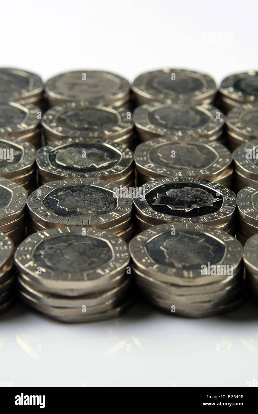 rows of 20p coins in stacks of 5 Stock Photo