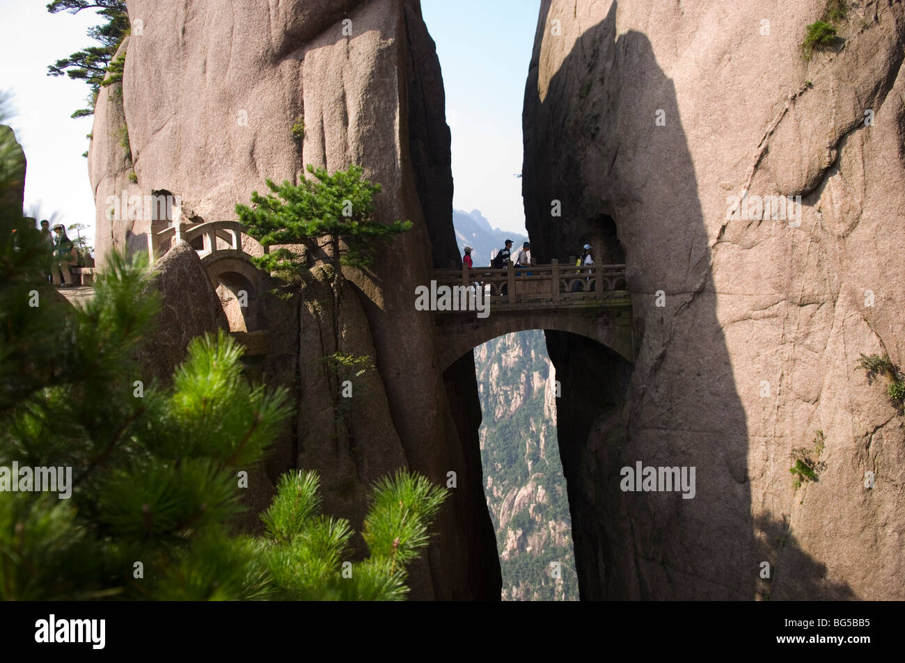 Buxian bridge connecting two granite peaks of Huang Shan,  Anhui province. China Stock Photo