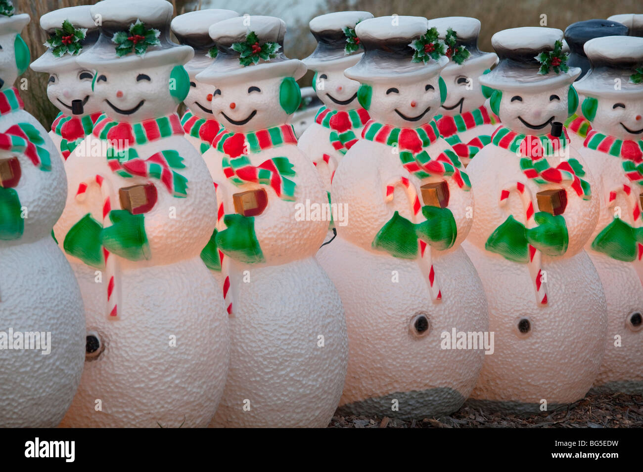 https://c8.alamy.com/comp/BG5EDW/snowmen-on-parade-at-cornerstone-garden-and-sculpture-center-in-sonoma-BG5EDW.jpg