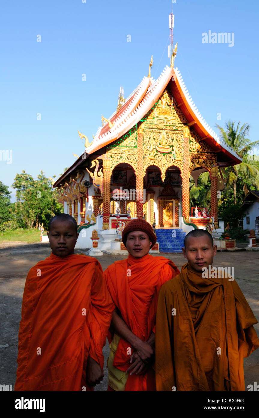 Laos; Bokeo Province; Huay Xai; Monks at Wat Tha Su Vanna Pha Khan Stock Photo