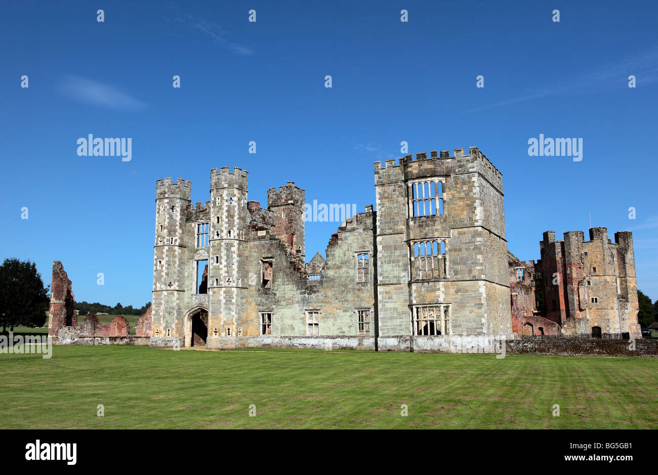 Run down medieval castle ruins hi-res stock photography and images - Alamy