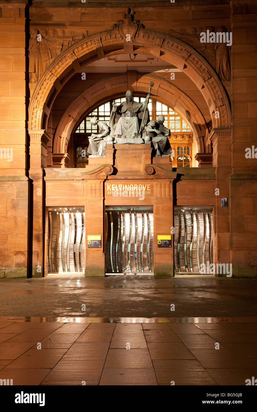 View of rear entrance to Kelvingrove Art Gallery and Museum at night ...