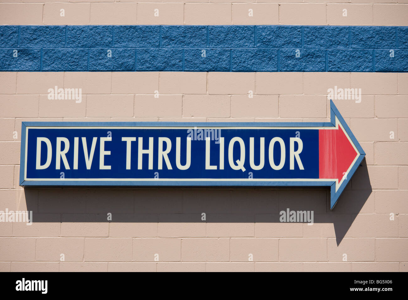 Drive thru liquor store sign hires stock photography and images Alamy